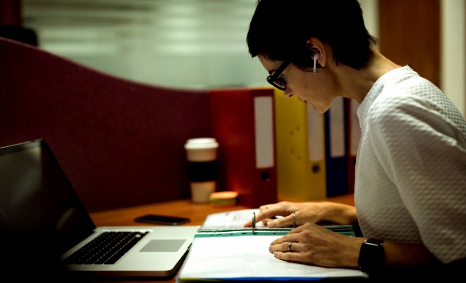 Persona planificando finanzas personales con calculadora y documentos